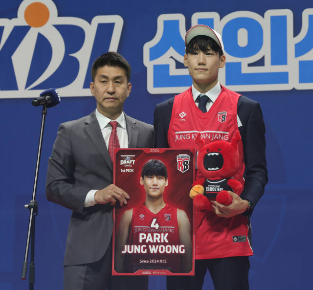 15일 고양 소노아레나에서 열린 2024 KBL 신인드래프트에서 안양 정관장에 1순위 지명을 받은 박정웅이 김상식 정관장 감독과 기념촬영을 하고 있다.연합뉴스