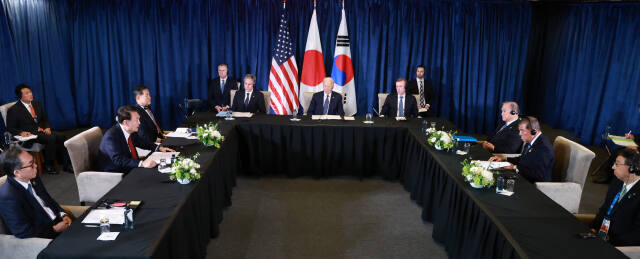 아시아태평양경제협력체(APEC) 정상회의 참석차 페루를 방문 중인 윤석열 대통령이 15일(현지시간) 페루 리마 컨벤션센터에서 조 바이든 미국 대통령, 이시바 시게루 일본 총리와 한미일 정상회의를 하고 있다. 연합뉴스