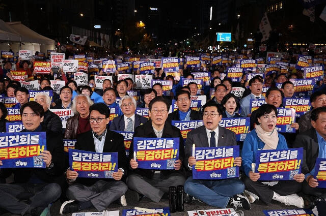 더불어민주당 이재명 대표, 박찬대 원내대표 등이 지난 9일 오후 서울 숭례문 일대에서 더불어민주당 주최로 열린 '김건희·윤석열 국정농단 규탄·특검 촉구 제2차 국민행동의 날' 장외집회에서 구호를 외치고 있다. 연합뉴스