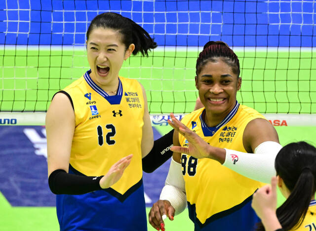 16일 수원실내체육관에서 벌어진 ‘도드람 2024-2025 V리그’서 현대건설의 7연승을 이끈 모마(오른쪽)와 11개의 블로킹을 잡아낸 이다현이 활짝 웃고 있다.KOVO 제공