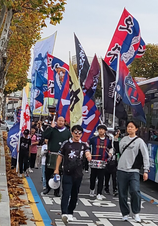 ‘디벨론 2024 WK리그’ 챔피언 수원FC 위민 선수단이 서포터즈의 안내를 받으며 화성어차 카퍼레이드를 벌이고 있다.황선학기자