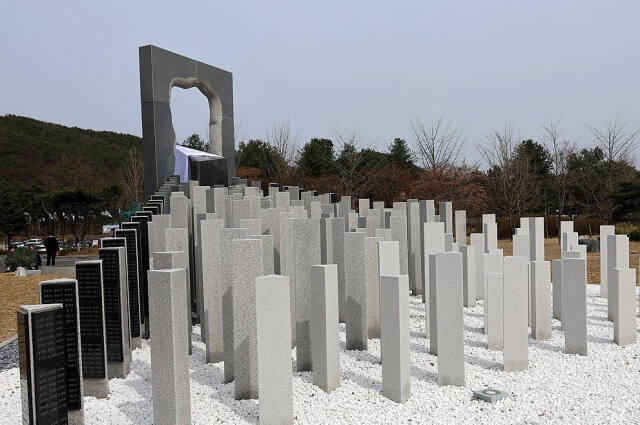 지난 3월 27일 대전 유성구 국립대전현충원 보훈동산에서 무훈 독립유공자 추모시설 '독립의 염원이 모이는 길'이 공개됐다. 추모비에는 자손과 묘소가 없는 독립유공자의 이름이 새겨져 있다. 연합뉴스