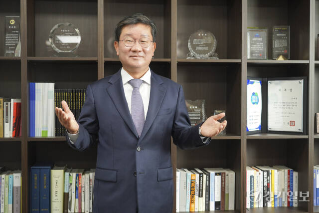 전해철 경기도 도정자문위원장이 17일 경기일보와 만나 김동연 경기도지사와의 인연을 비롯해 경기도정과 정치 등 현안에 대해 설명하고 있다. 홍기웅기자