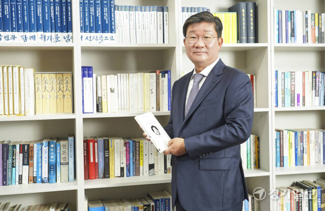 전해철 경기도 도정자문위원장이 17일 경기일보와 만나 김동연 경기도지사와의 인연을 비롯해 경기도정과 정치 등 현안에 대해 설명하고 있다. 홍기웅기자