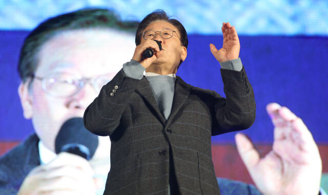 이재명 더불어민주당 대표가 지난 16일 오후 서울 광화문광장 인근에서 열린 '김건희·윤석열 국정농단 규탄·특검 촉구 제3차 국민 행동의 날'에 참가해 발언하고 있다. 연합뉴스