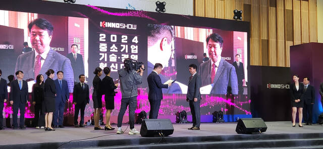 안산공업고등학교가 중소벤처기업부 장관 표창을 수상했다. 사진은 김경수 안산공업고 교장이 장관 표창을 수상하는 모습. 안산교육지원청 제공
