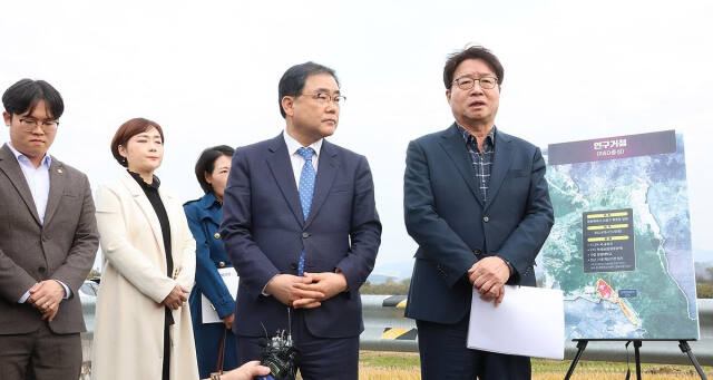 더불어민주당 '명태균 게이트 진상조사단' 내 '창원산단 등 국정개입의혹 조사본부' 염태영 본부장(오른쪽)이 15일 오후 경남 창원시 의창구 동읍 국가산단 후보지 인근에서 취재진 질문에 답변하고 있다. 연합뉴스