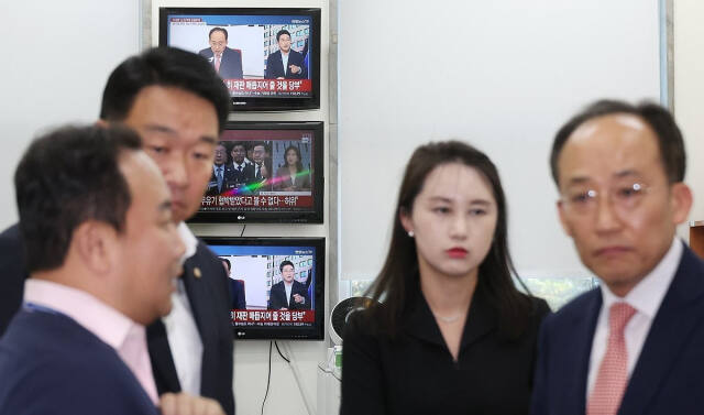 국민의힘 추경호 원내대표가 15일 국회에서 더불어민주당 이재명 대표 법원 선고 관련 입장을 말한 뒤 당직자들과 대화하고 있다. 연합뉴스