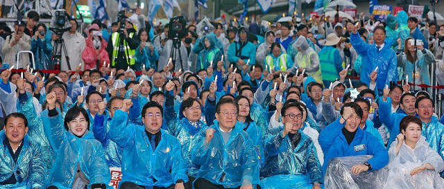 더불어민주당 이재명 대표와 지도부 의원들이 16일 오후 서울 광화문광장 인근에서 열린 '김건희·윤석열 국정농단 규탄·특검 촉구 제3차 국민 행동의 날'에 참가해 구호를 외치고 있다. 연합뉴스