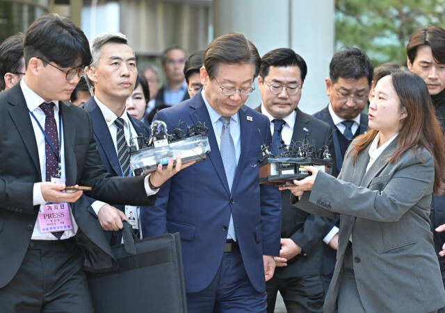 더불어민주당 이재명 대표가 지난 15일 서울중앙지법에서 열린 공직선거법 위반 혐의 관련 1심 선고 공판을 마치고 법원 청사를 나서고 있다. 홍기웅기자
