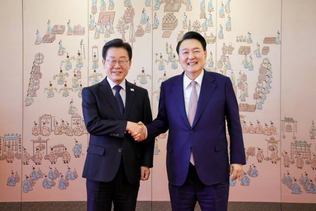 윤석열 대통령과 더불어민주당 이재명 대표가 지난 4월 29일 서울 용산 대통령실 청사에서 열린 영수회담 종료 뒤 기념촬영을 하고 있다. 대통령실 제공