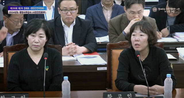 북한의 대남방송으로 피해를 당하고 있는 강화군 주민 허옥경씨(왼쪽)와 안미희씨가 지난 15일 열린 인천시의회 시민안전본부 행정사무감사에 참고인 신분으로 출석해 증언하고 있다. 시의회 유튜브 캡쳐