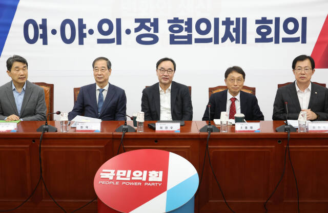한덕수 국무총리(왼쪽 두번째부터)와 이진우 대한의학회장, 이종태 KAMC 이사장, 국민의힘 이만희 의원 등이 17일 국회에서 열린 '여야의정 협의체' 회의에 참석, 시작을 기다리고 있다. 연합뉴스