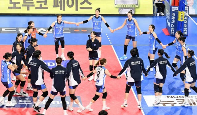 광주 페퍼저축은행을 7연패의 늪으로 몰아넣으며 4연승을 거둔 화성 IBK기업은행 선수들이 3-0 승리 후 기쁨의 세리머니를 펼치고 있다.KOVO 제공