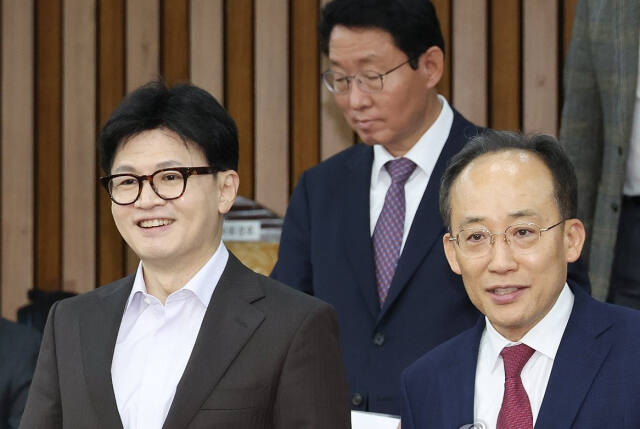 국민의힘 한동훈 대표와 추경호 원내대표가 지난 12일 국회에서 열린 '이재명 민주당의 사법방해저지 긴급대책회의'에 입장하고 있다. 연합뉴스