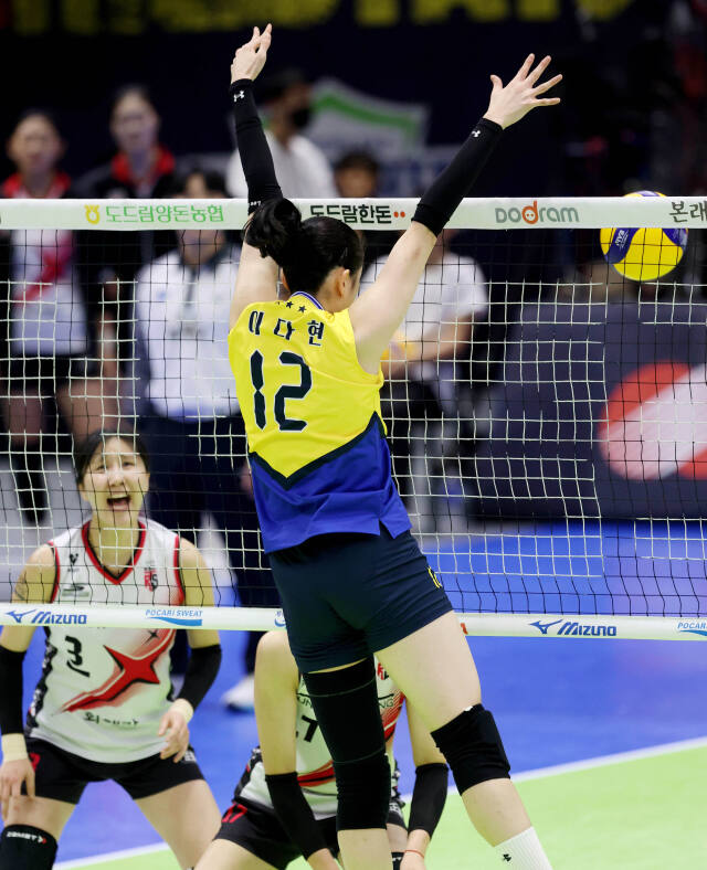 팀 선배 양효진에 이어 여자 프로배구 2024-25시즌 블로킹 1위를 달리고 있는 수원 현대건설의 미들블로커 이다현의 대전 정관장전에서 블로킹을 성공시키고 있다.연합뉴스
