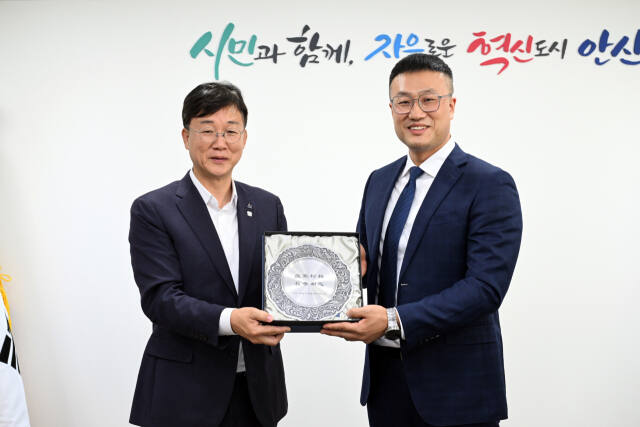 이민근 안산시장(왼쪽)이 지난 2007년 우호협력을 체결한 중국 옌타이시의 왕해초 옌타이산업기술연구원 원장 등 대표단과 접견한 뒤 과학기술 등 정책분야에서 협력해 나가기로 했다. 안산시 제공