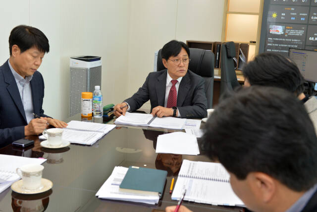 박용철 강화군수가 공약 사항을 보고 받고 있다. 강화군청 제공
