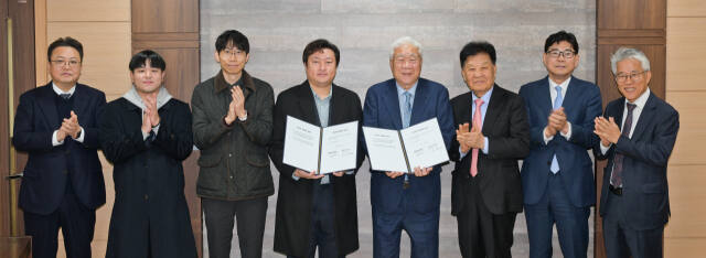 18일 오전 진행된 경기일보 노사 ‘2024년 임금 협상 및 단체 협약 체결식’에서 신항철 대표이사 회장, 이순국 대표이사 사장, 김영진 상무이사, 최현호 전국언론노조 경기일보지부장 등 노사 대표들이 합의서를 들고 기념 촬영을 하고 있다. 윤원규기자