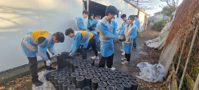 ㈔화성시자원봉사센터가 지난 15일 소외계층을 위한 사랑의 연탄나눔행사를 진행했다. 화성시자원봉사센터 제공