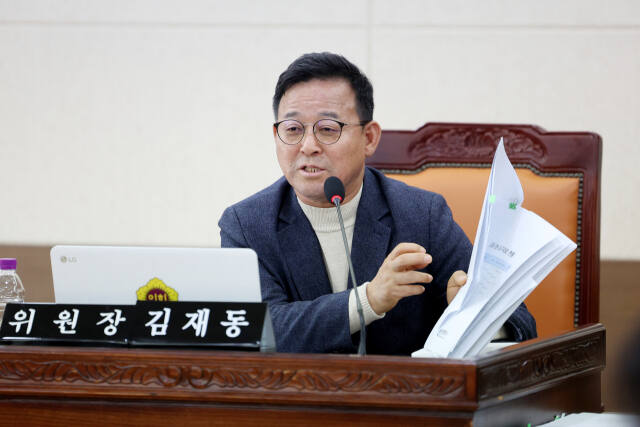 김재동 인천시의회 행정안전위원장(국민의힘·미추홀1)이 18일 제299회 인천시의회 인천연구원 행정사무감사에서 박 원장이 규칙을 지키지 않은 점을 지적하고 있다. 시의회 제공