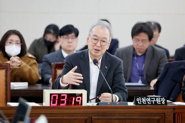 의원의 질문에 답변하고 있는 박호군 인천연구원장. 시의회 제공