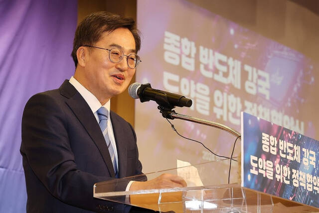 김동연 경기도지사가 18일 오후 국회 도서관에서 열린 종합 반도체 강국 도약을 위한 정책협약식에 참석해 인사말하고 있다. 연합뉴스
