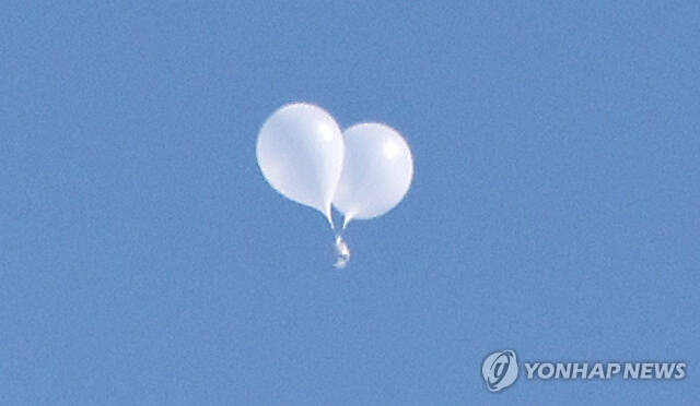 북한이 띄어 날린 대남 쓰레기 풍선이 부양하고 있다. 연합뉴스