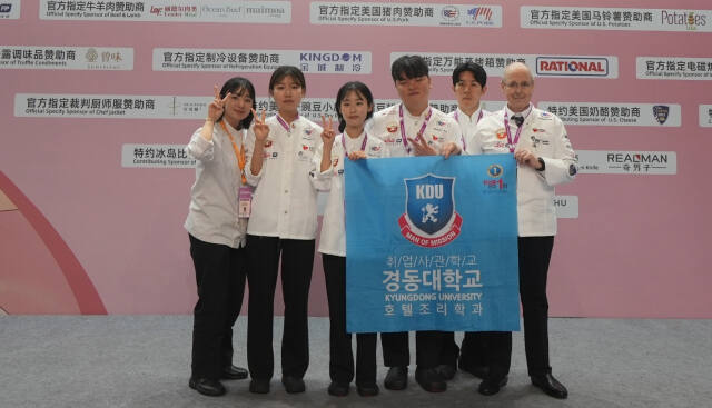 중국 상하이에서 열린 국제요리대회 ‘FHC Shanghai 2024’에 출전한 경동대 호텔조리학과 학생들이 금상 등을 수상한 뒤 기념사진을 찍고 있다. 경동대 제공