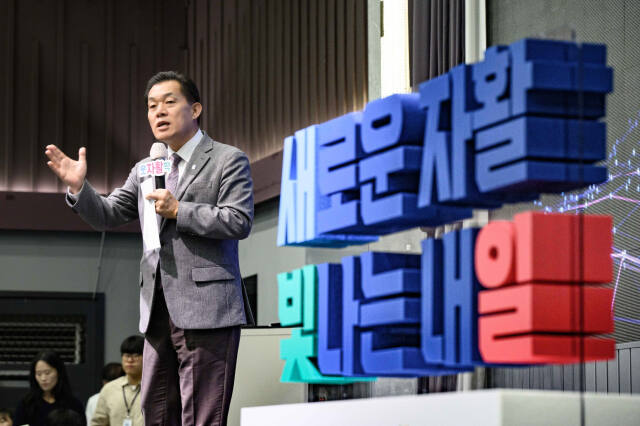 이재준 수원특례시장이 지난 14일 ‘2024년 자활사업 성과보고대회’에서 인사말을 하고 있다. 수원시 제공
