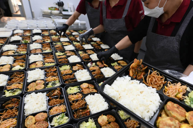 반찬 판매점을 운영하는 수원외가사업단이 수원새빛돌봄 식사배달서비스로 지원되는 도시락을 만들고 있다. 수원시 제공
