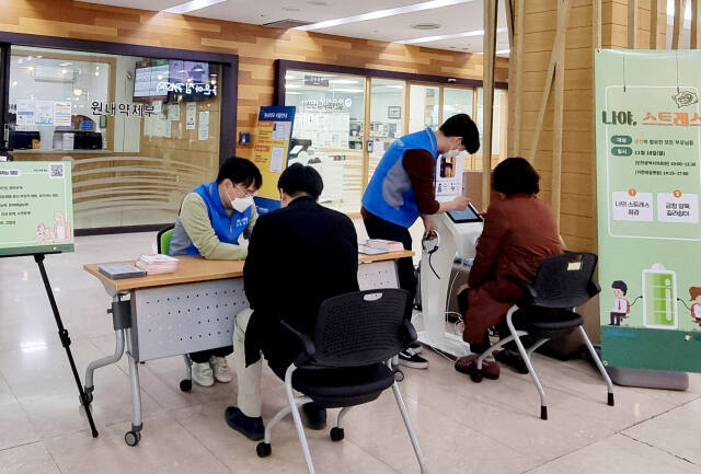 시민들이 가천대 길병원의 아동학대 예방 캠페인에 참여하고 있다. 가천대 길병원 제공