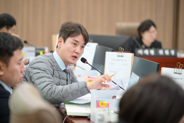 김일중 경기도의원이 경기도교육청 행정사무감사에서 비도심 지역 학교 기숙사 활성화와 적극행정 면책제도 운영을 강조하고 있다. 김일중 도의원 제공
