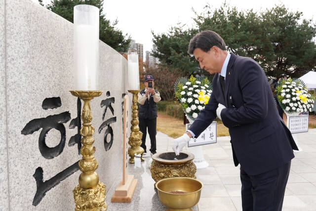 방세환 광주시장이 ‘제85회 순국선열의 날’을 맞아 현충탑에서 헌화하고 있다. 광주시 제공