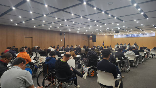 19일 오후 2시 경기도의회에서 열린 '2024 경기도 장애인식 개선교육 개선을 위한 토론회'에서 참석자들이 토론을 경청하고 있다. 이연우기자