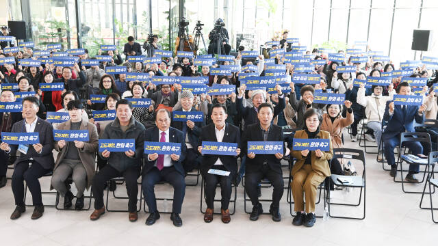 지난 18일 수원특례시가 수원 군공항 주변 고도제한 완화 추진에 앞서 인근 지역 주민들과 함께하는 주민설명회를 개최했다. 수원특례시 제공