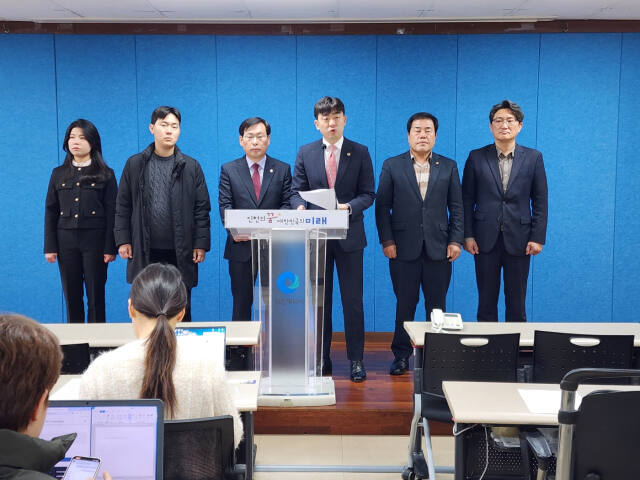 국민의힘 소속 인천 중구 영종지역 광역·기초의원들이 19일 인천시청 브리핑룸에서 ‘송도, 청라 정치권의 지역 간 갈등 유발 행위 강력 규탄’ 기자회견을 하고 있다. 이병기기자