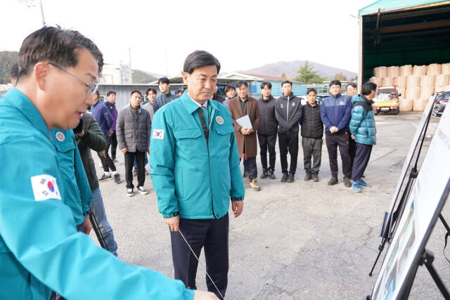 방세환 광주시장이 겨울철 대설·한파를 대비해 탄벌동 제설 전진기지를 찾아 제설제 및 제설장비 관리 실태와 제설자재 확보 상태 등을 점검했다. 광주시 제공
