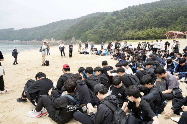 인천시교육청이 교사와 학생 등 130여명과 함께 대이작도에서 ‘섬‧바다 교사 아카데미’를 진행하고 있다. 시교육청 제공