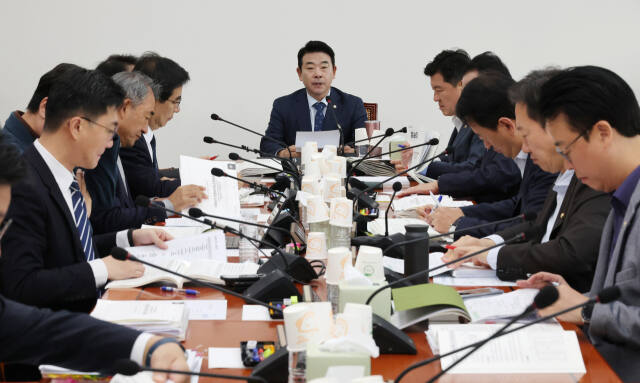 19일 오전 국회에서 열린 예산결산특별위원회의 예산안등조정소위원회에서 더불어민주당 소속 박정 소위원장이 발언하고 있다. 연합뉴스
