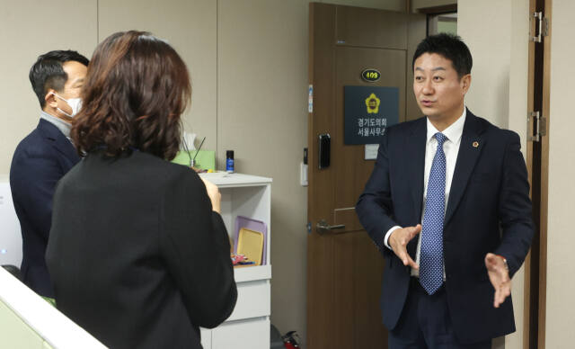 김진경 경기도의회 의장이 19일 도의회 서울사무소를 찾아가 역할 강화를 주문하고 있다. 경기도의회 제공.