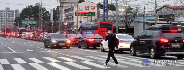 경기도 고색역 쪽에서 수원역 방향으로 전진하는 차량 행렬이 벌말교차로 앞까지 길게 이어지면서 출근길 교통정체가 졌다. 경기일보 DB