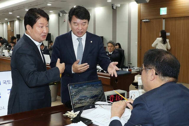 10월 22일 오전 인천 영종도 인천국제공항공사에서 열린 국회 국토교통위원회가 지난달 22일 국정감사에서 자료 제출 문제로 권영진 여당 간사와 문석진 야당 간사가 맹성규 위원장과 상의하고 있다. 연합뉴스