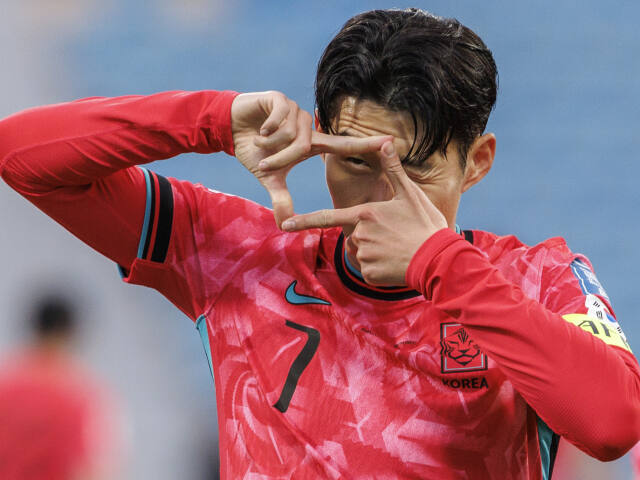 19일(현지시간) 요르단 암만 국제경기장에서 열린 2026 북중미 월드컵 아시아 3차 예선 B조 팔레스타인전에서 한국의 손흥민이 전반 동점골을 넣은 뒤 세리머니를 하고 있다.연합뉴스