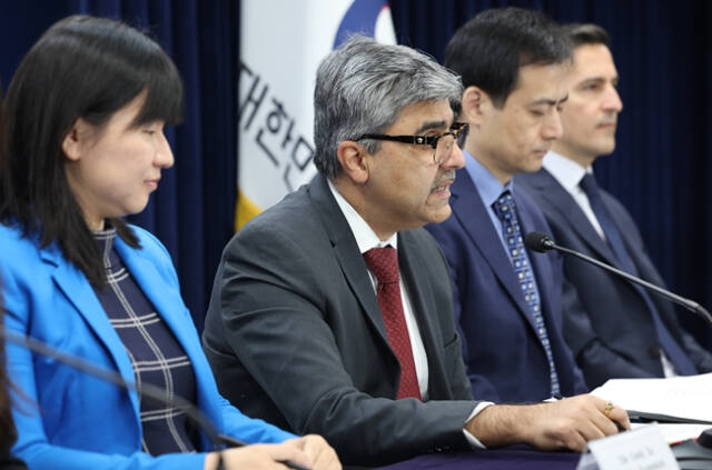 국제통화기금(IMF) 라훌 아난드 한국미션 단장이 20일 오전 정부서울청사에서 IMF-한국 연례협의결과를 발표하고 있다.연례협의는 회원국의 거시경제·재정·금융 등 경제상황 전반을 점검하는 회의로 IMF 한국미션단은 연례협의 결과자료를 통해 내년도 한국경제 성장률이 2.0%에 근접할 것으로 전망하면서 "전망을 둘러싼 불확실성이 높은 상황이고, 하방리스크가 더 큰 편"이라고 밝혔다. 연합뉴스
