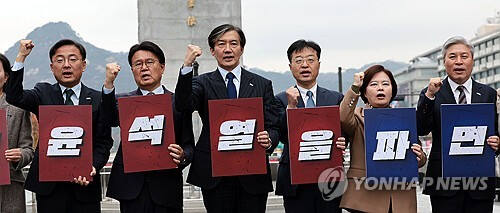 (서울=연합뉴스) 김인철 기자 = 조국혁신당 조국 대표가 20일 오전 서울 종로구 광화문광장 이순신 장군 동상 앞에서 열린 윤석열 대통령 탄핵소추안 초안 공개 기자회견에서 참석 의원들과 함께 구호를 외치고 있다. 2024.11.20 yatoya@yna.co.kr