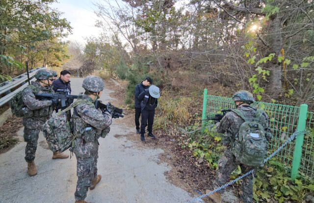 불시밀항에 대비한 합동 기동훈련 중 제17사단 5분대기전투부대와 해경이 도주 중인 알선책을 검거하고 있다. 중부지방해양경찰청 제공