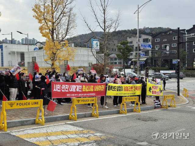 20일 오전 11시30분께 화성시청 정문에서 장지동 대형 물류센터 건립에 반대하는 주민들과 찬성하는 주민들이 집회를 하고 있다. 김도균기자