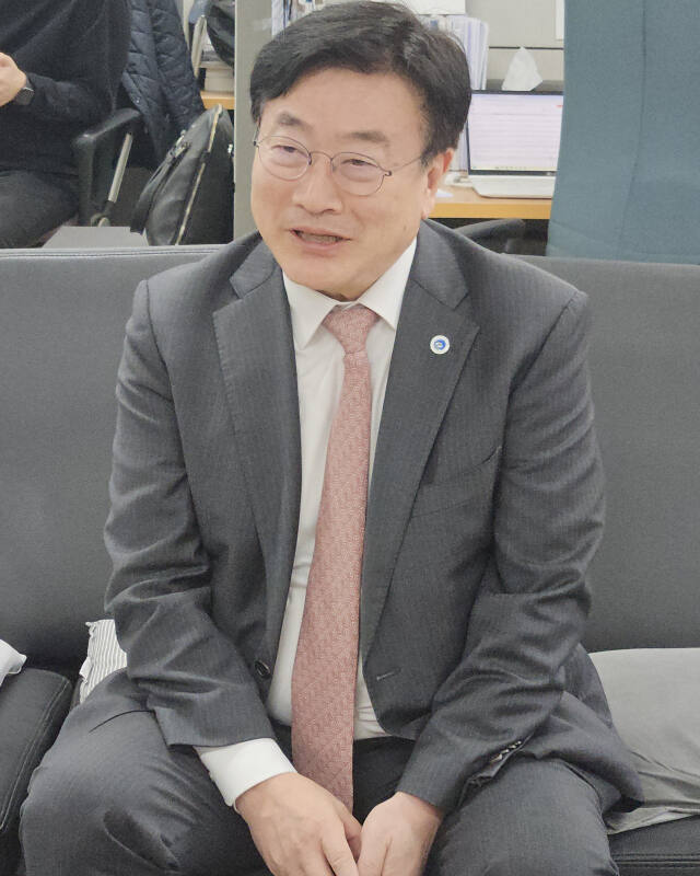 20일 윤원석 인천경제자유구역청장이 인천시청 기자실에서 월드시티헬스포럼 주관사에 대한 보조금 유용 사건에 관해 설명하고 있다. 박귀빈기자