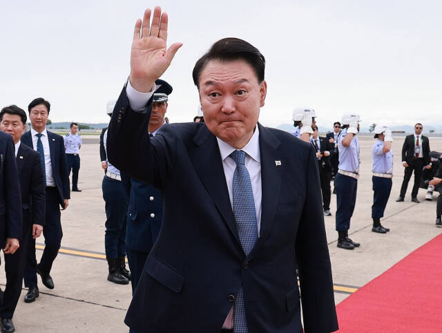 윤석열 대통령이 20일(현지시간) 31차 아시아태평양경제협력체(APEC) 및 19차 주요 20개국(G20) 정상회의 일정을 마치고 브라질 리우데자네이루 갈레앙 공군기지에서 귀국하며 환송 인사들에게 손을 흔들고 있다. 연합뉴스